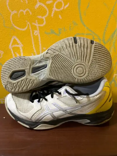 Zapatillas deportivas Asics blancas y amarillas - miniatura 1