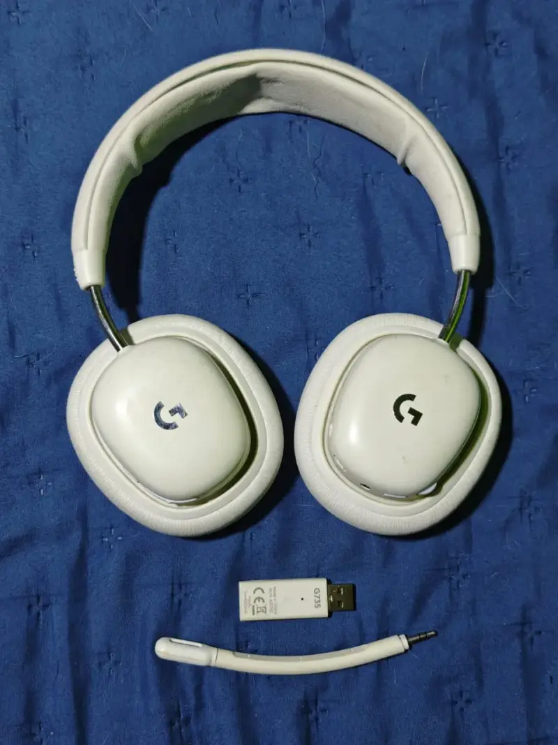 Audífonos inalámbricos Logitech G735 blancos.