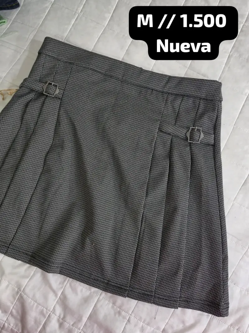 Falda gris con hebillas talla M nueva