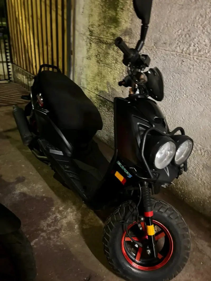 Scooter eléctrico negro con luces dobles