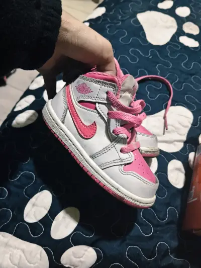 Zapatillas Nike Jordan niña preciosas con detalles - miniatura 1