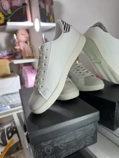Zapatillas blancas con detalle de cebra - miniatura 1