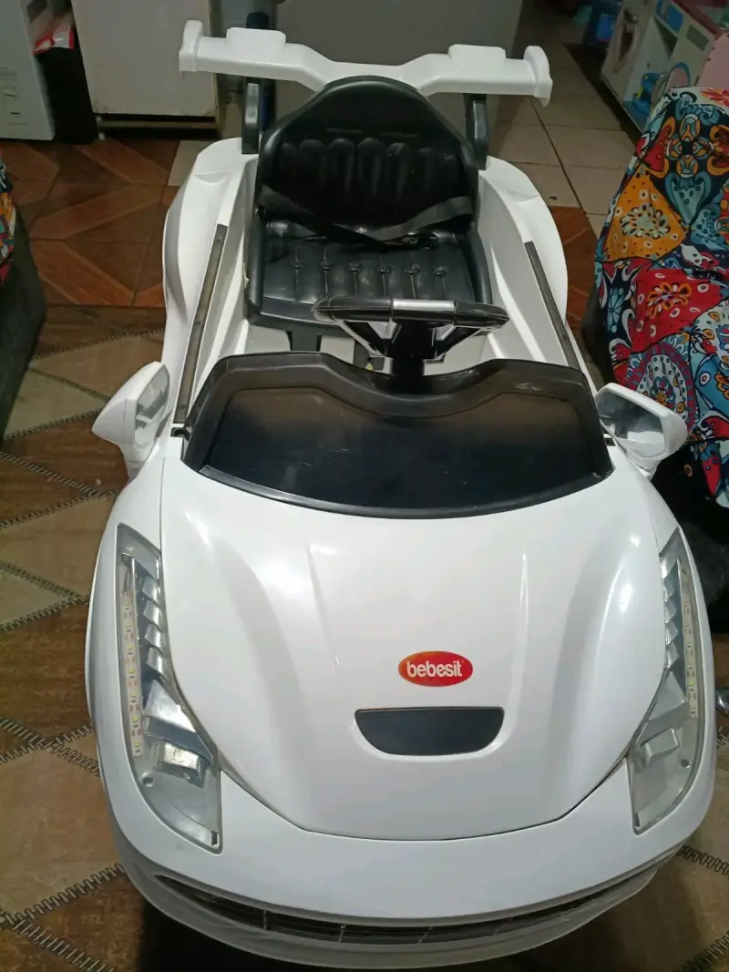 Auto eléctrico infantil Bebesit blanco - 1