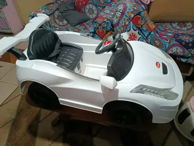 Auto eléctrico infantil Bebesit blanco - miniatura 2