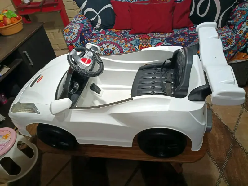 Auto eléctrico infantil Bebesit blanco - 4