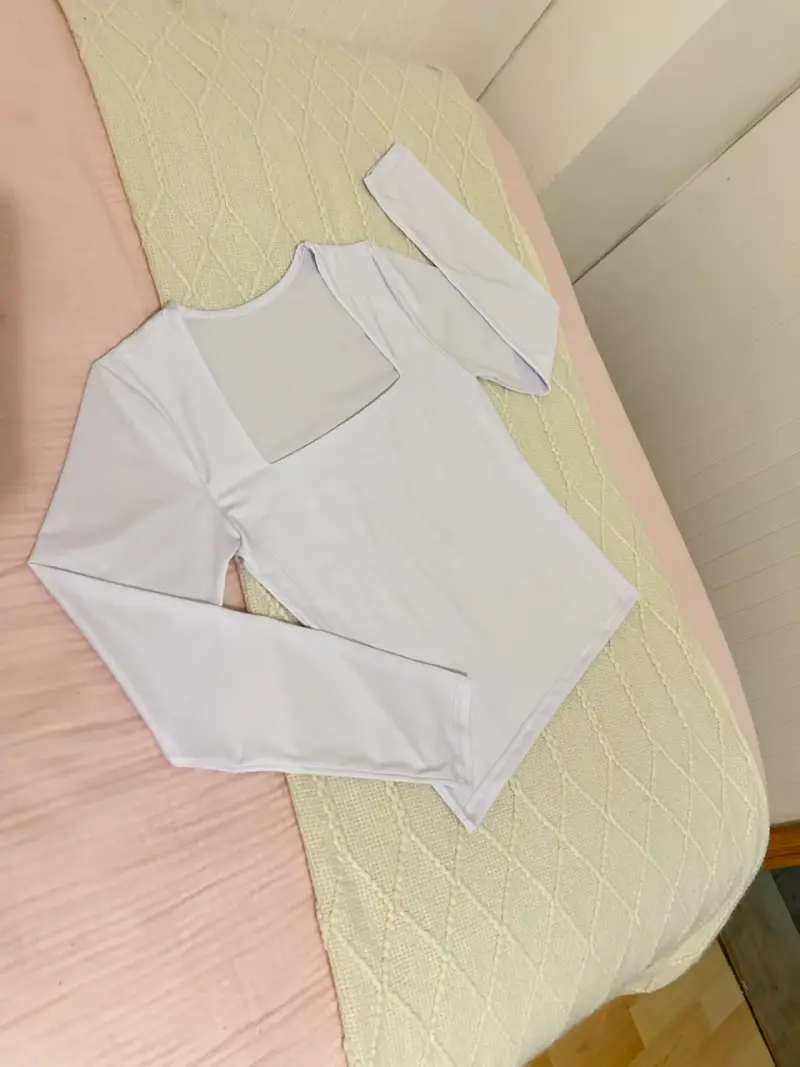 Polera blanca de manga larga elegante - 2