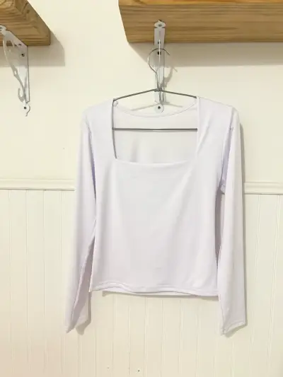 Polera blanca de manga larga elegante - miniatura 3