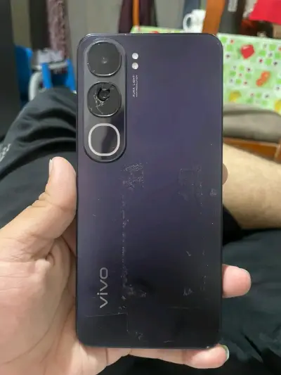 Smartphone Vivo con cámara dañada - miniatura 1