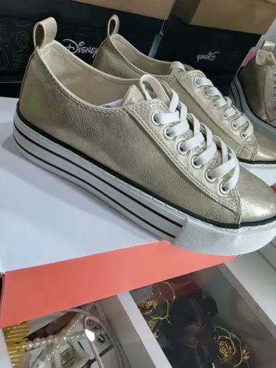 Zapatillas doradas con plataforma - miniatura 1