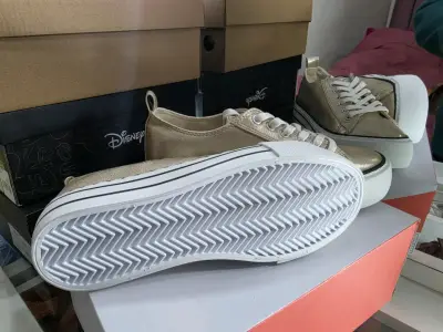 Zapatillas doradas con plataforma - miniatura 3