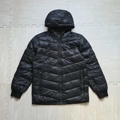 Chaqueta acolchada negra con capucha - miniatura 1