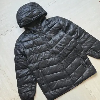 Chaqueta acolchada negra con capucha - miniatura 2