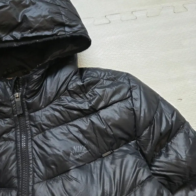 Chaqueta acolchada negra con capucha - 3