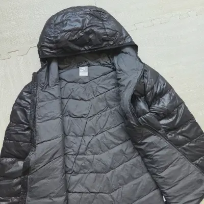 Chaqueta acolchada negra con capucha - miniatura 4