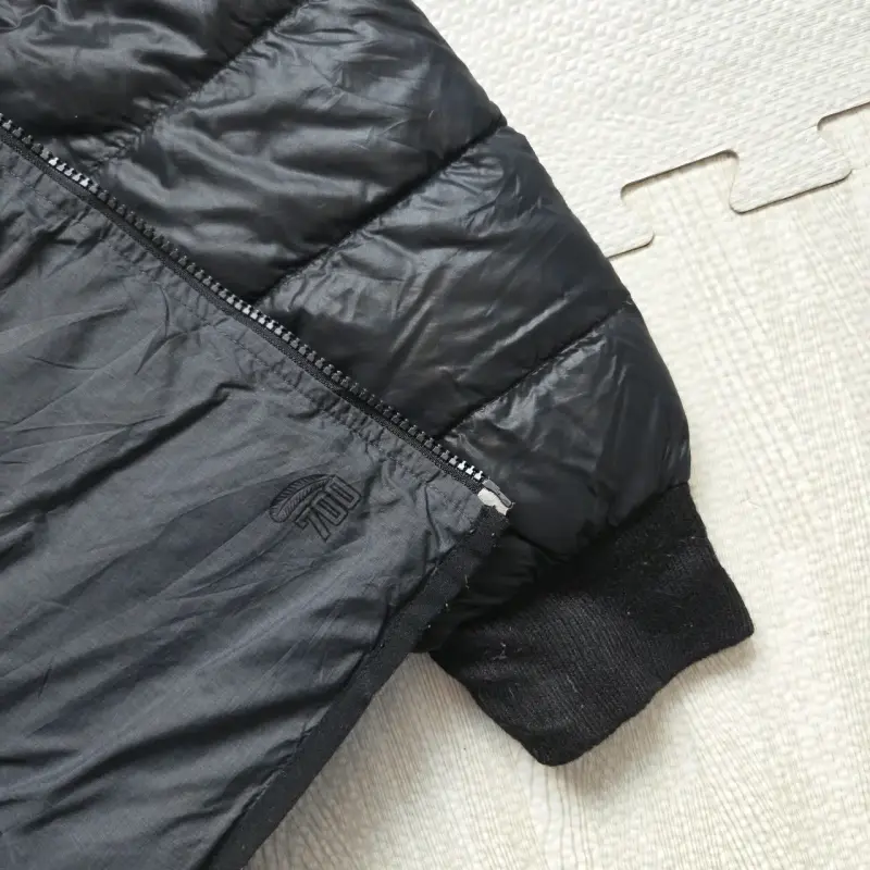 Chaqueta acolchada negra con capucha - 5