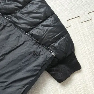 Chaqueta acolchada negra con capucha - miniatura 5