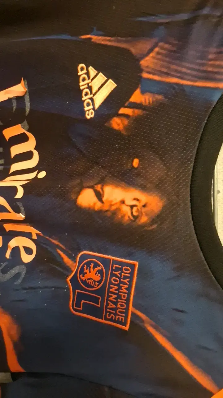 Camiseta Adidas Olympique Lyon edición especial - 3