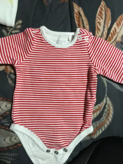 Body de bebé a rayas rojas y blancas - miniatura 1