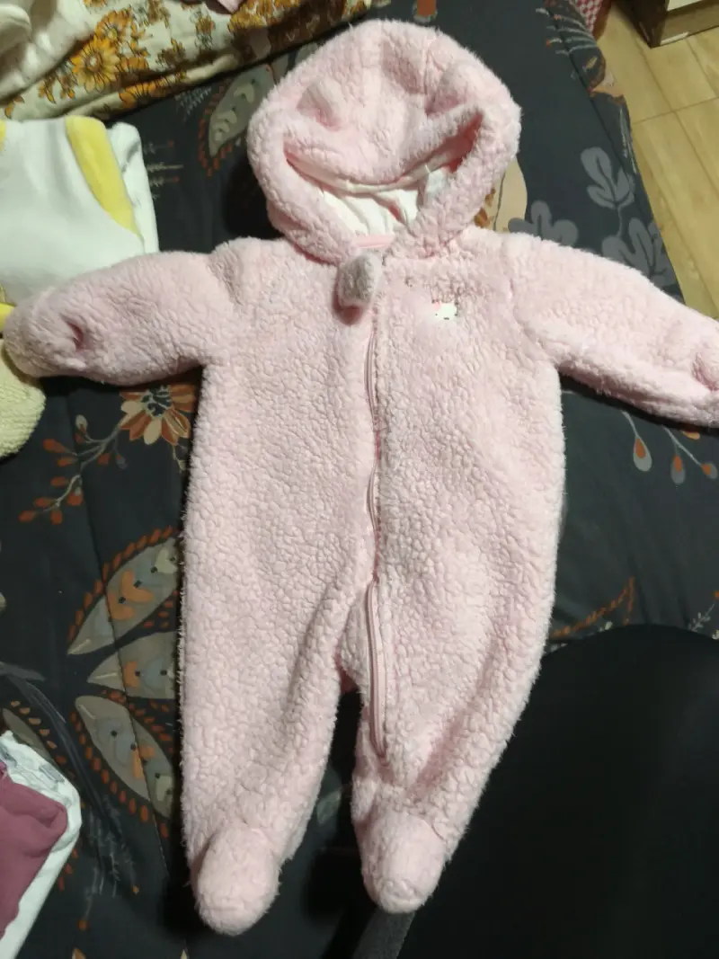 Enterito de bebé rosado con capucha - 1