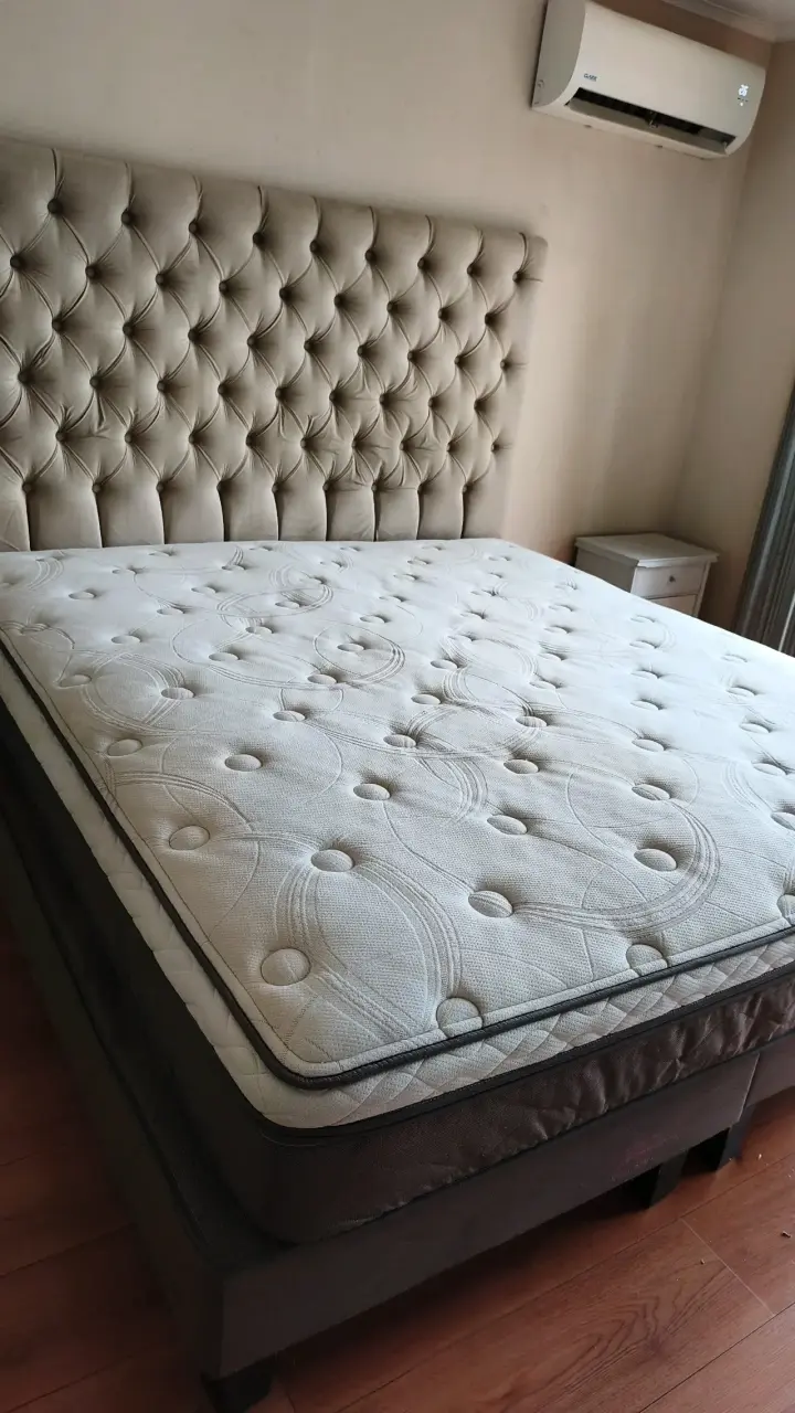 Cama matrimonial con colchón acolchado