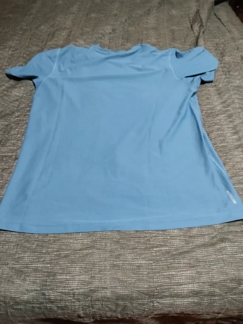 Polera deportiva azul Adidas con logo - 4