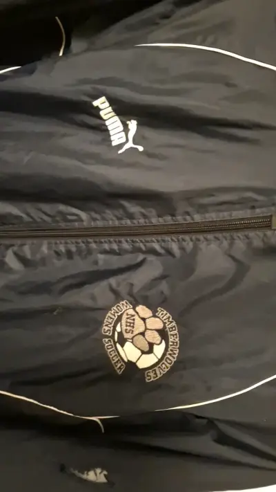 Chaqueta deportiva Puma negra con capucha - miniatura 2