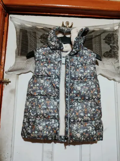 Chaqueta sin mangas  floral con capucha Zara - miniatura 1