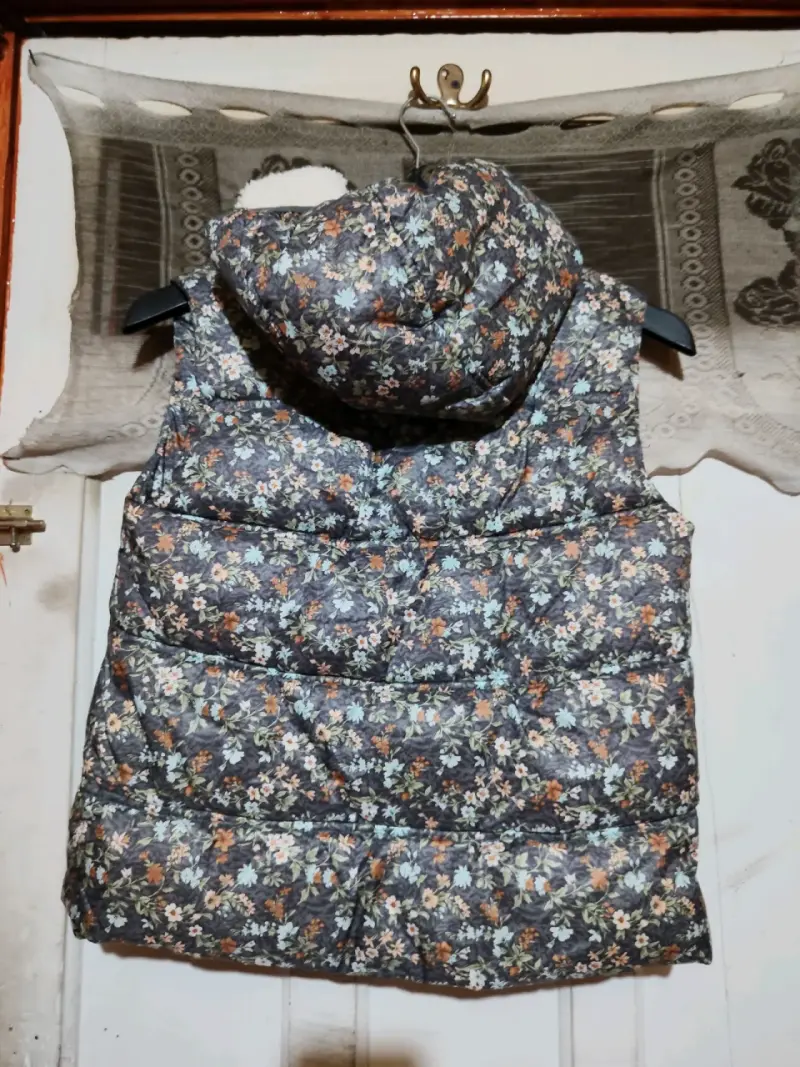 Chaqueta sin mangas floral con capucha Zara - 2