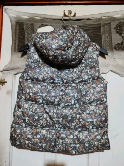 Chaqueta sin mangas  floral con capucha Zara - miniatura 2