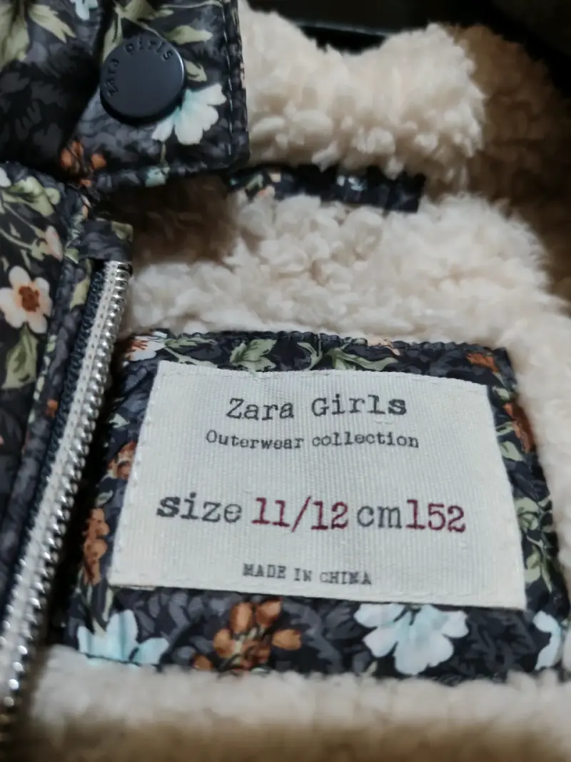 Chaqueta sin mangas floral con capucha Zara - 3