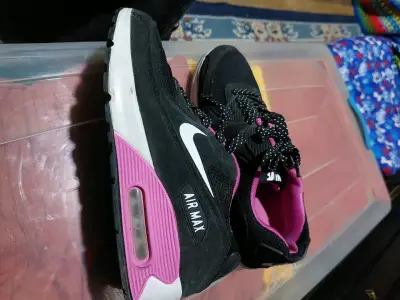 Zapatillas Nike Air Max negras y rosadas - miniatura 1