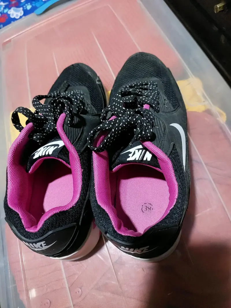 Zapatillas Nike Air Max negras y rosadas - 2