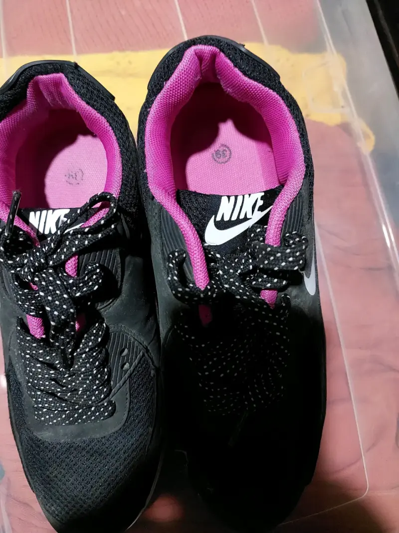 Zapatillas Nike Air Max negras y rosadas - 4