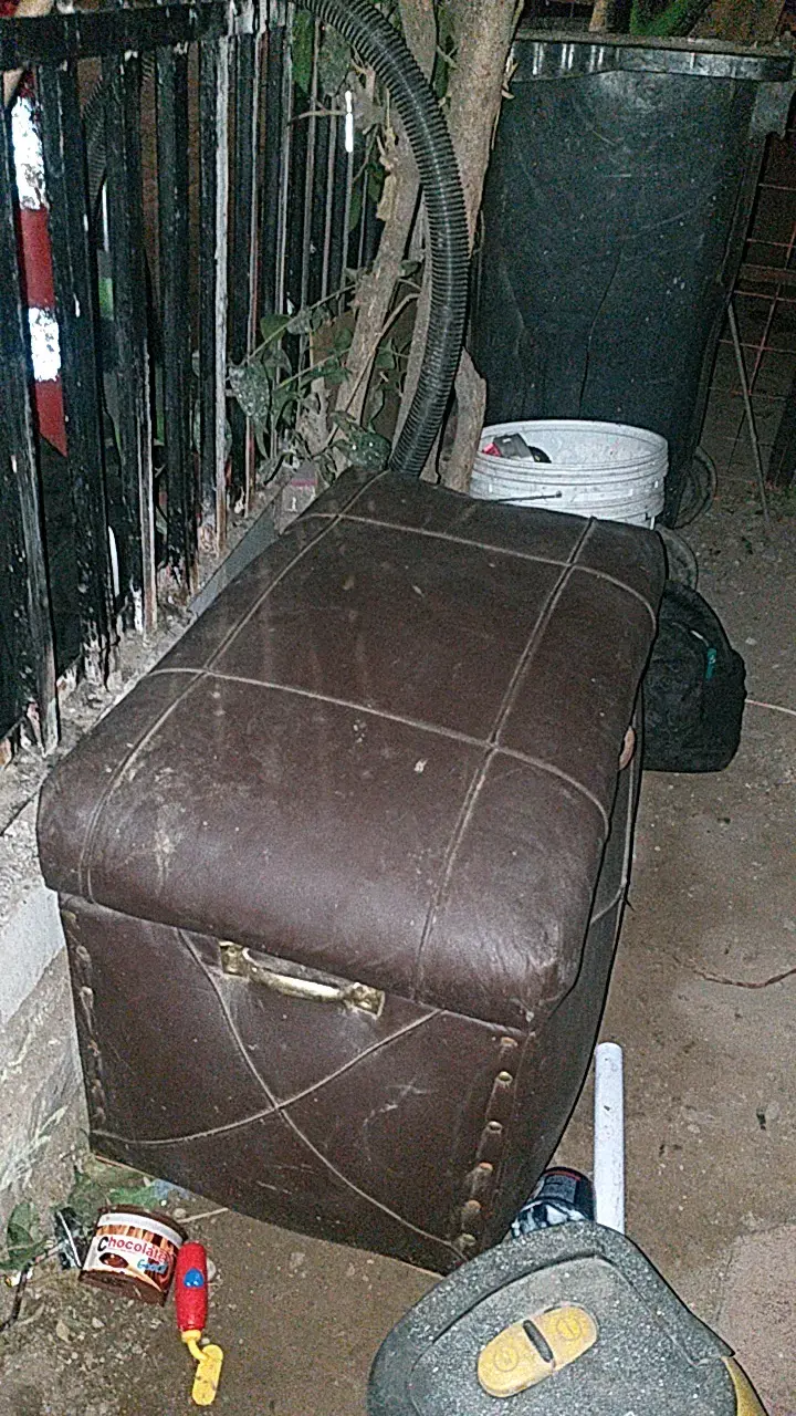 Baúl de almacenamiento vintage con diseño interior - 3
