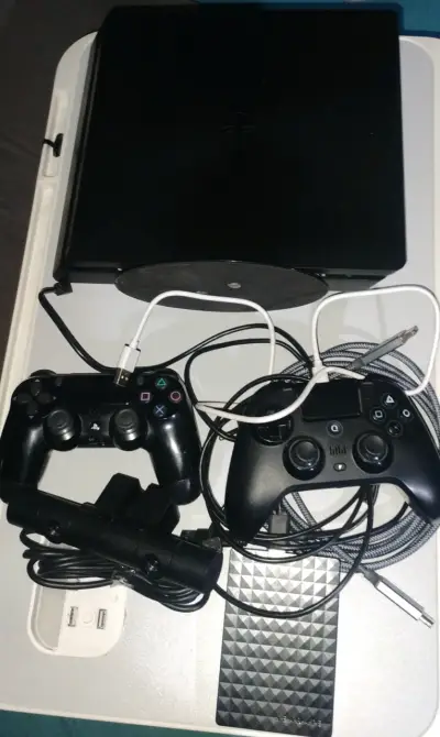 Consola PlayStation 4 con dos controles y cámara - miniatura 1