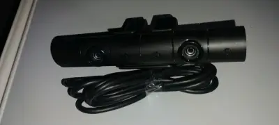 Consola PlayStation 4 con dos controles y cámara - miniatura 4