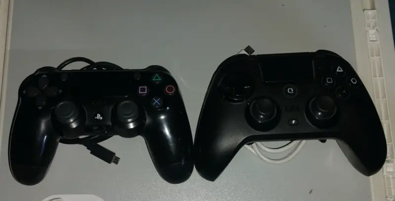 Consola PlayStation 4 con dos controles y cámara - 5