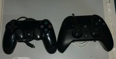 Consola PlayStation 4 con dos controles y cámara - miniatura 5