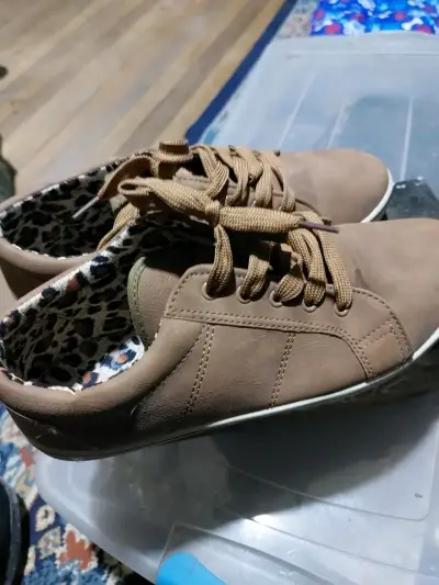 Zapatillas casuales café con interior estampado - miniatura 1