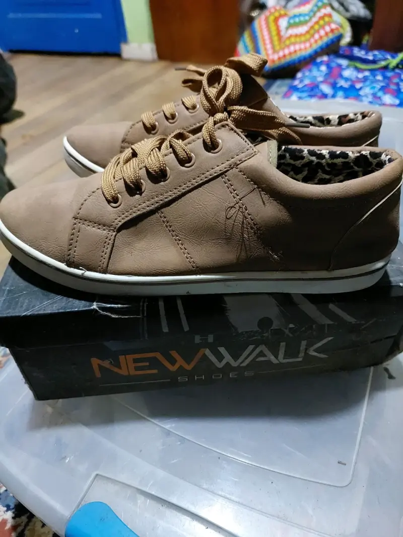 Zapatillas casuales café con interior estampado - 3