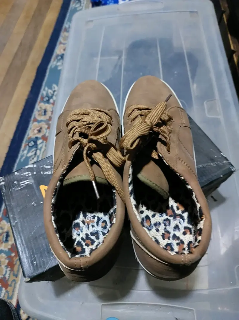 Zapatillas casuales café con interior estampado - 4