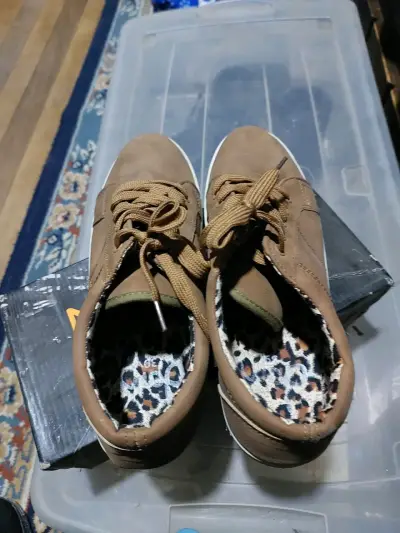 Zapatillas casuales café con interior estampado - miniatura 4