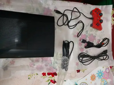 Consola de videojuegos PS3 con control y cables - miniatura 1