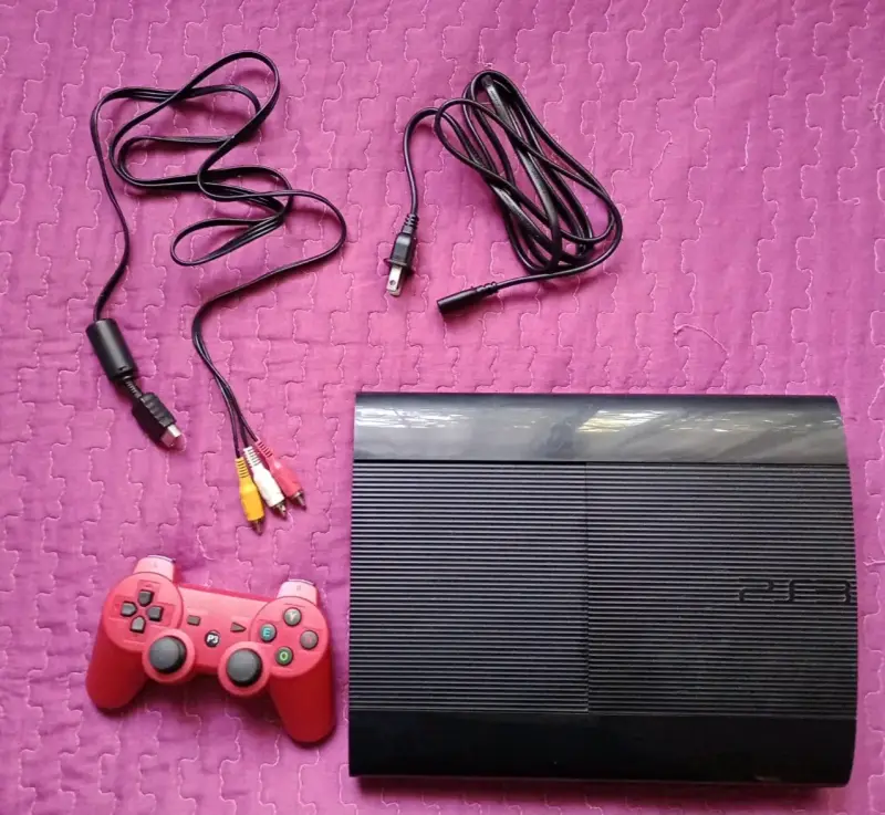 Consola de videojuegos PS3 con control y cables - 4