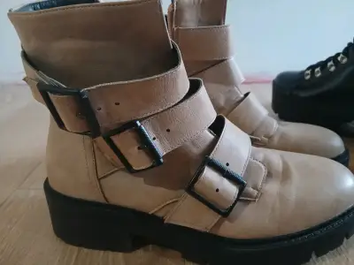 Botines de cuero beige con hebillas - miniatura 1