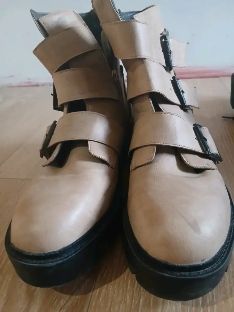 Botines de cuero beige con hebillas - 2