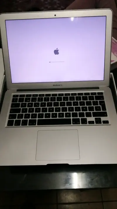 MacBook Air 13 pulgadas usado en buen estado - miniatura 1