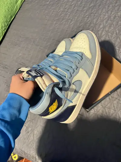 Zapatillas Nike Jordan 1 azul y blanco - miniatura 1
