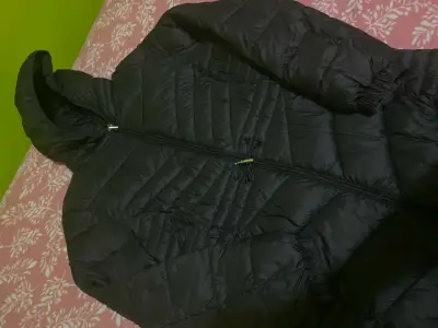 Parca acolchada negra con capucha - miniatura 2