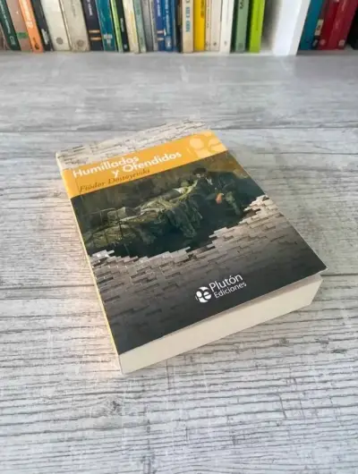 Libro 'Humillados y Ofendidos' de Fiódor Dostoyevski - miniatura 1